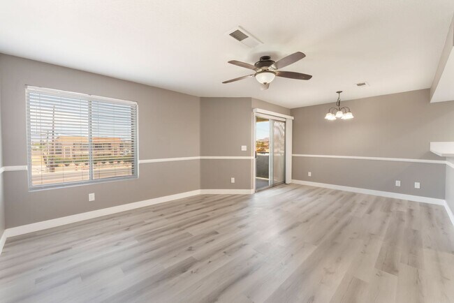 Foto del edificio - 5689 E Lake Mead Blvd
