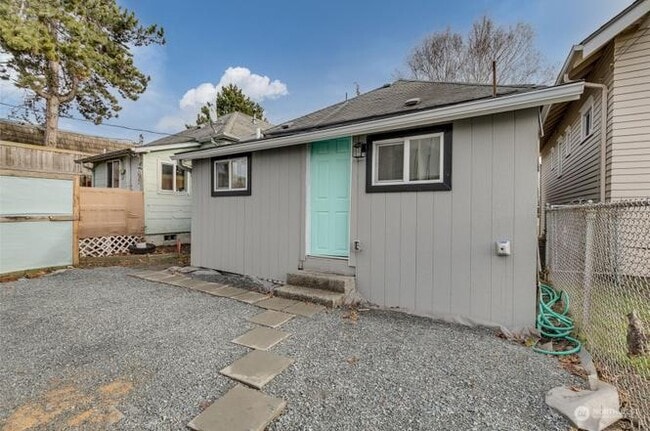 Building Photo - 3212 Oakes Ave