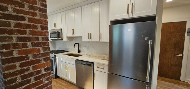 Foto del edificio - Brand New, Sunny, Gorgeous Brookline 2Bd w...