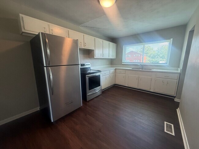 Foto del edificio - 2235 1/2 Iroquois St