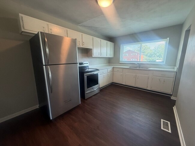Building Photo - 2235 1/2 Iroquois St