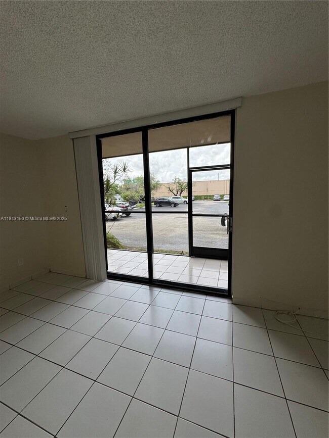 Foto del edificio - 8615 NW 8th St