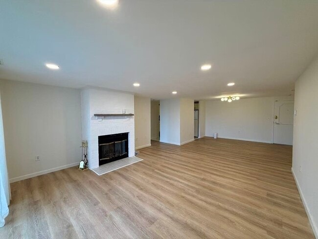 Building Photo - 12 9th St