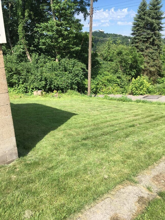 Building Photo - Secret room with 3 bedroom 1 bath deck and...