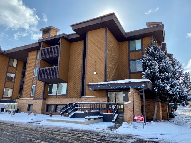 Building Photo - 935 Saturn Dr