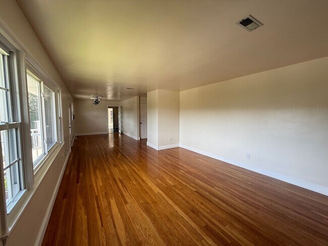 Building Photo - 401 Orchard Dr