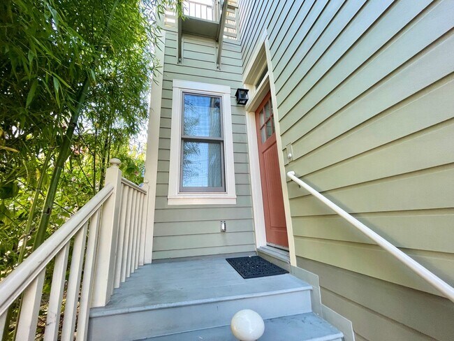 Building Photo - 2 Level Remodeled Prime Potrero Hill!  Top...