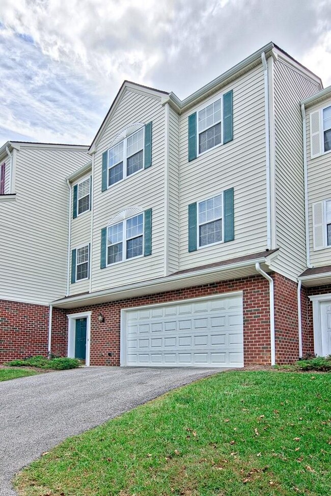 Building Photo - 620 Tall Oak Blvd | 3 Bed; 2.5 Bath with G...