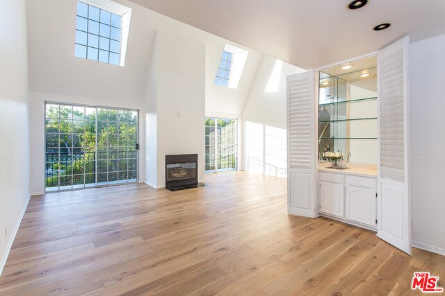 Building Photo - 458 N Oakhurst Dr
