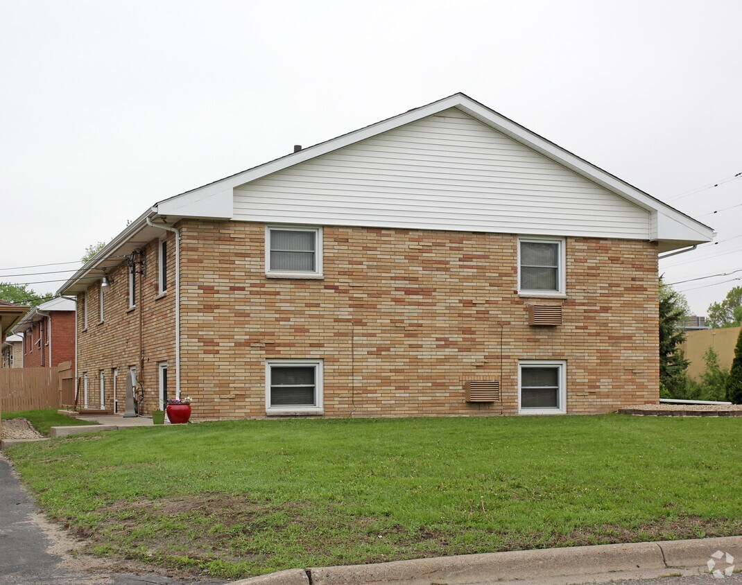 Building Photo - Courtly Park Condos-2244 Pike Lake Dr