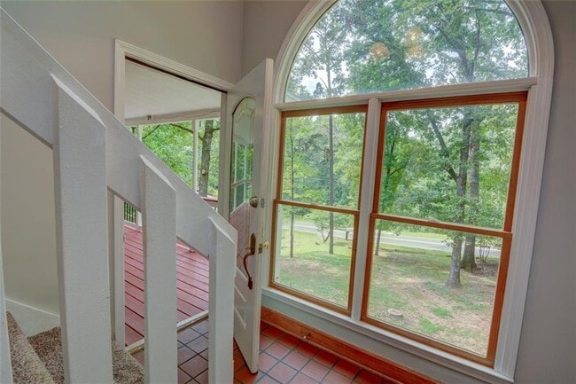 Foto del edificio - 639 Lakeshore Dr NW
