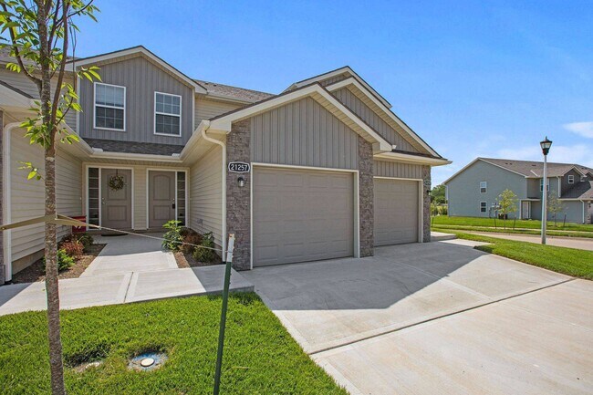 Foto del edificio - Oak Woods Townhomes