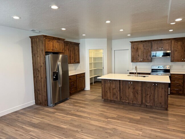 Foto del edificio - 3 Bedroom 2 Bathroom -Basement Apartment-Saddlebrook Dr. Santaquin