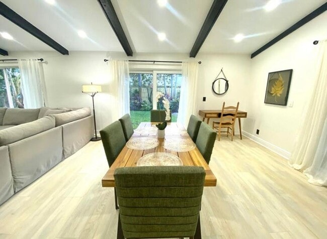 Building Photo - 556 SW 24th Ave