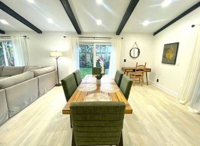 Foto del edificio - 556 SW 24th Ave