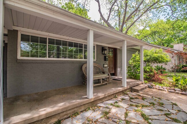 Building Photo - Awesome CRESTWOOD Home!!!