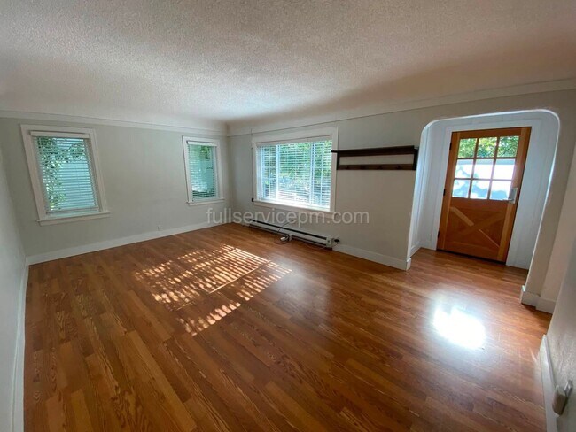 Foto del edificio - 8008 Roosevelt Way NE