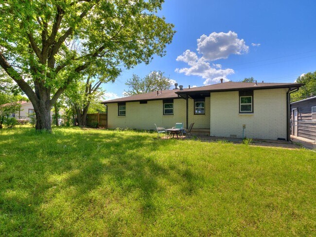 Foto del edificio - Great home, 4 bedrooms or 3+study, 1.5 bat...