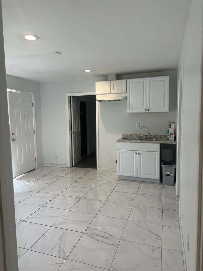 Living room/kitchen - 720 Date St
