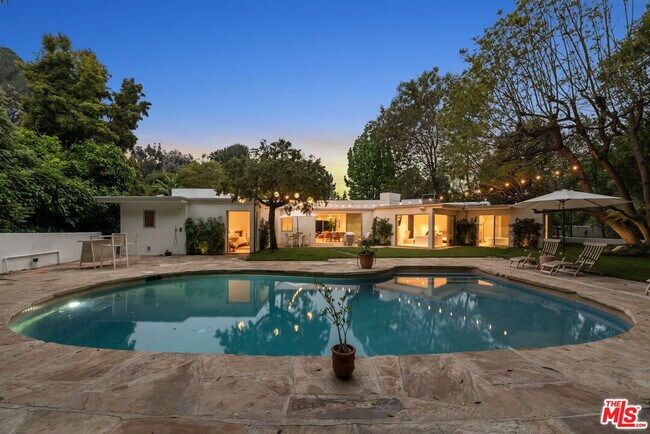Foto del edificio - 9451 Hidden Valley Pl