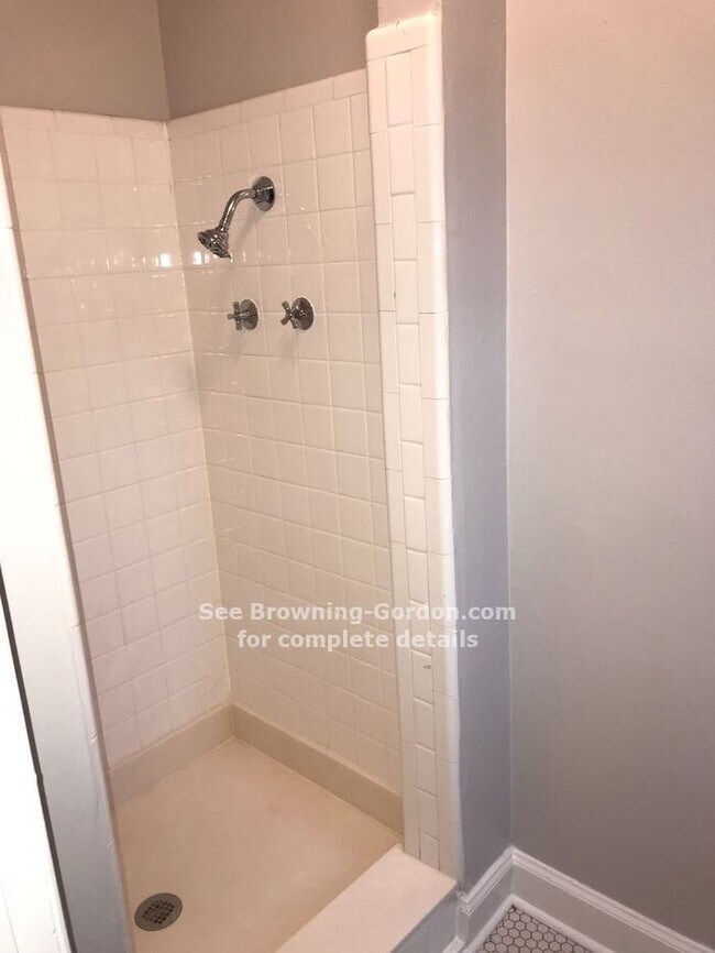 Building Photo - Hot Property in the 21st Avenue South area!