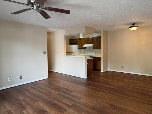 Foto del edificio - 90 Creekwood Dr