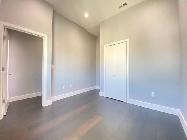 Building Photo - 1457 S Van Ness Ave