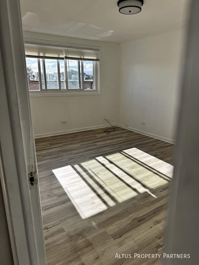 Building Photo - 504 Roberts Dr