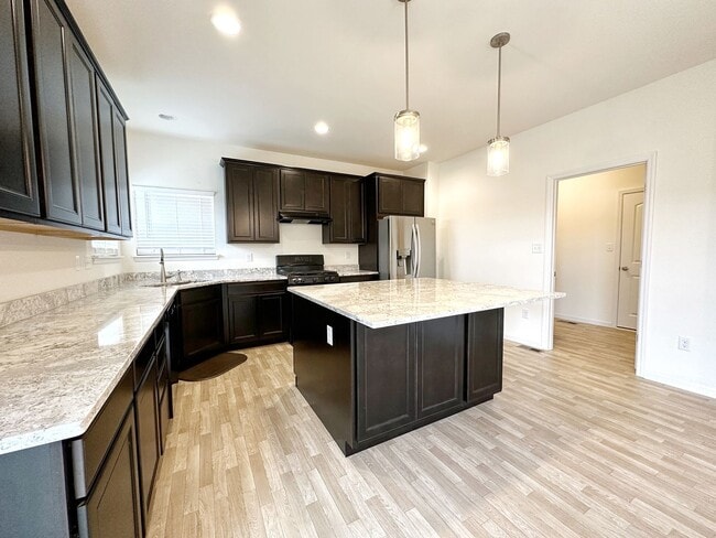 Building Photo - 4 bed 2 Bath Home in Parkway West