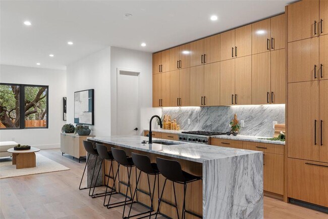 Foto del edificio - 2611 Oak Crest Ave