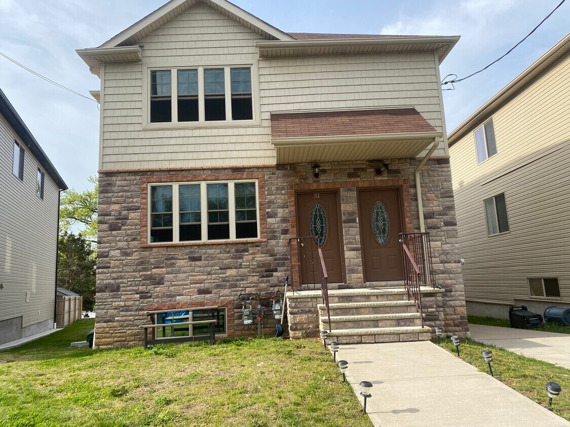 Primary Photo - 31 Howe St