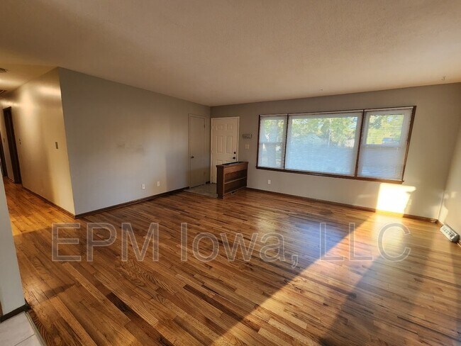 Building Photo - 3740 Redbud Rd NE
