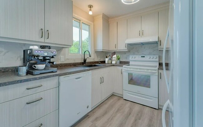 Building Photo - 631 Aylmer Crescent