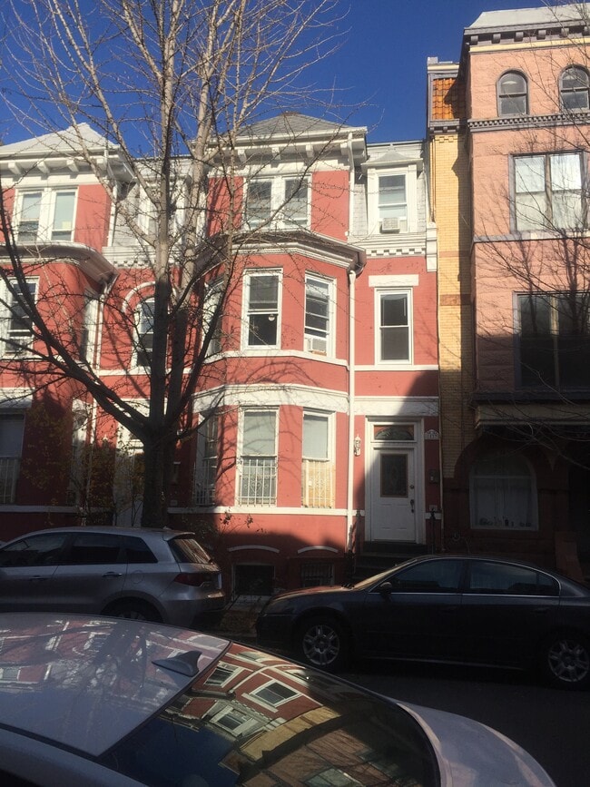 Building front - 1829 Swann St Northwest