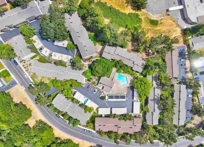 Building Photo - 2083 Ascot Drive, Unit 133