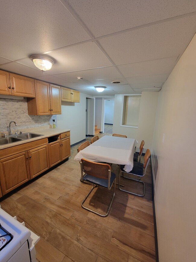 Kitchen - 3437 Beechwood Blvd