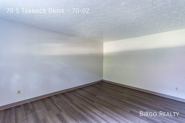 Building Photo - Charming 2 Bed / 1 Bath APARTMENT in READING!