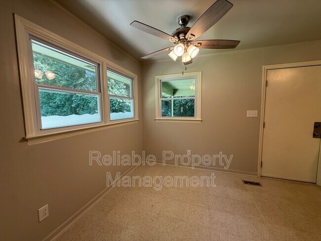 Foto del edificio - 725 Locust Ln