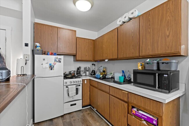Foto del edificio - 3727 N Pine Grove Ave