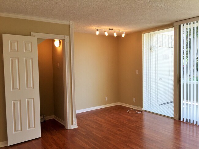 Foto del edificio - 4302 Shorecrest Ln