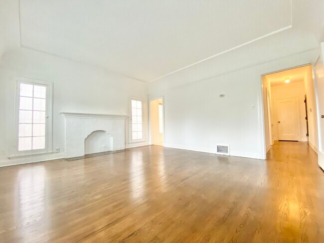 Building Photo - 834 S Orange Grove Ave