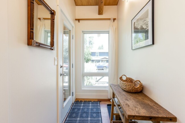 Building Photo - Furnished 2 Bed 2 Bath on Bend's Westside ...