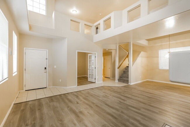 Building Photo - 1316 E Thunderhill Pl