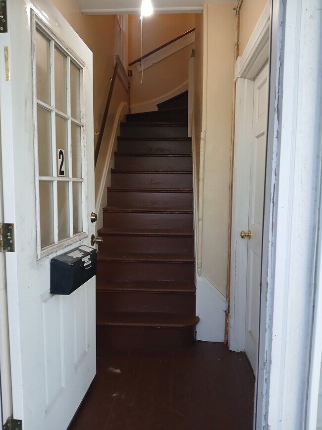 Apartamento 2, Escaleras del lado frontal - 139 N Clinton St