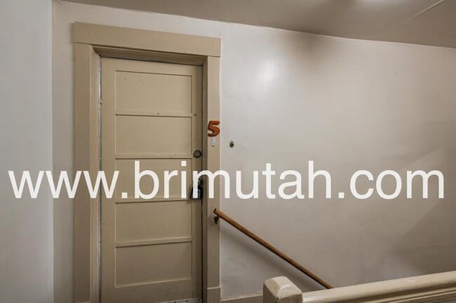 Building Photo - 368 S University St
