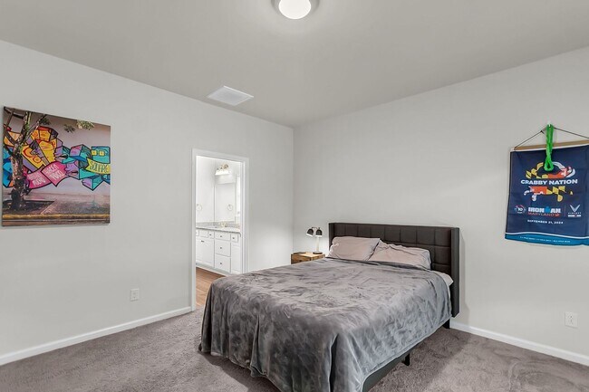 Building Photo - Spacious 4-Bedroom Home with Modern Upgrad...
