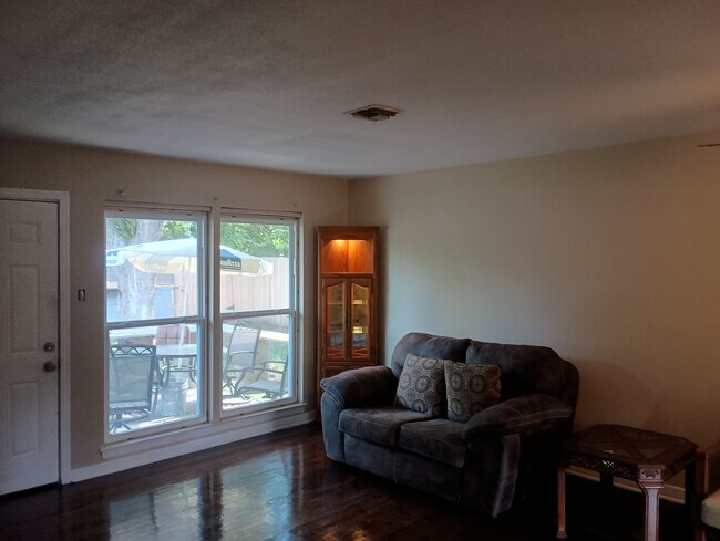 Foto del edificio - Room in Single Family Home on Brettonwood Dr
