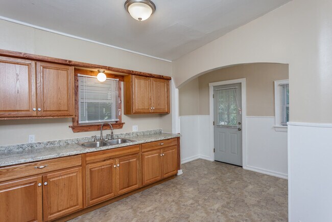 Building Photo - Like New 3 Bed 1 Bath in Firestone Park !