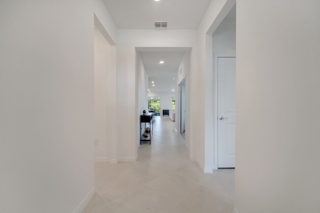 Building Photo - 957 Silverlake Blvd