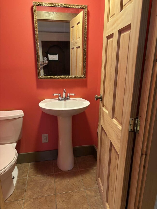 Medio baño en la planta baja - 88 S Willard St